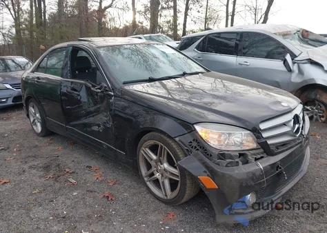 2009 Mercedes-Benz C 300 Luxury/Sport z USA, uszkodzony, nr VIN WDDGF54X39R069619